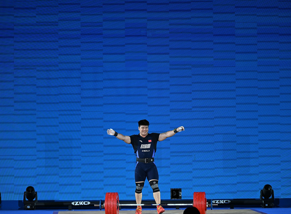 塞尔维亚举重选手勇夺金牌，全情投入的简单介绍