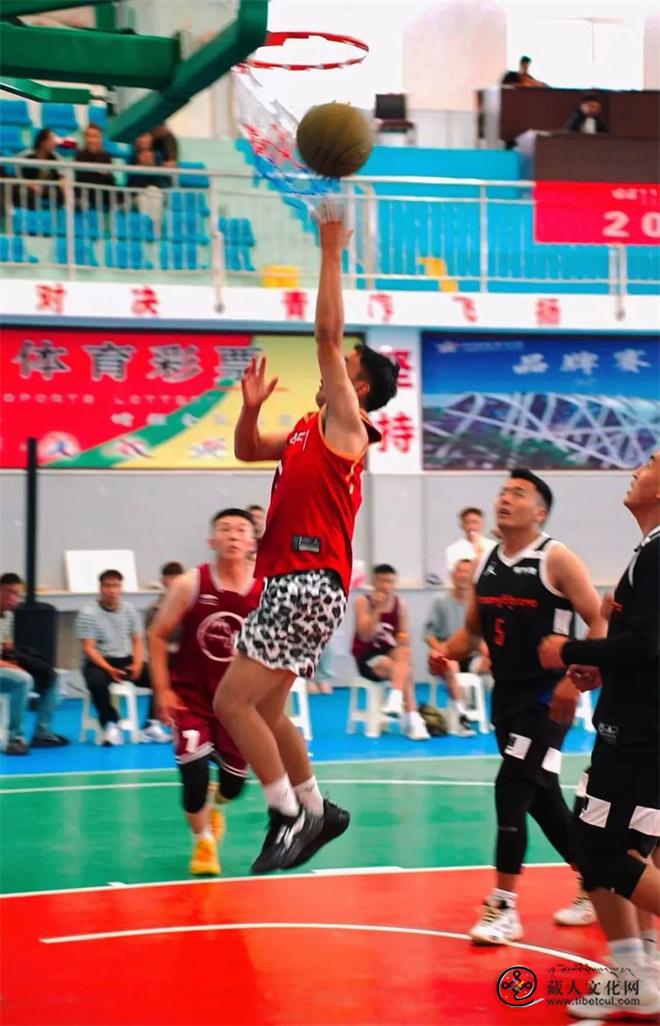 爱游戏官方登录入口-青海男篮在比赛中表现出色，全队奉献